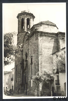Vista lateral de la façana de l'església parroquial de l'Assumpció.