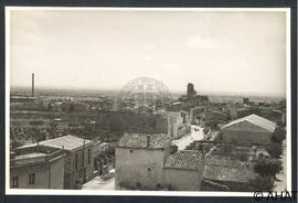 Vista aèria del poble amb l'església al fons