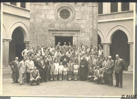 "Grupo de asistentes a la fiesta de la Hermandad, rodeando como prueba de filial afecto, a s...