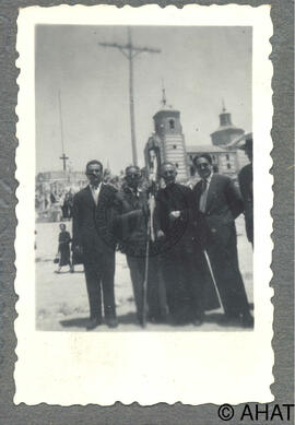 Mn. Francesc Tàpies Torres acompanya d'assistents a la XIª Assamblea Nacional de Germandats Ferro...