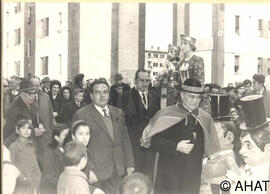 El Dr. Benjamín de Arriba y Castro acompanyat del poble i les autoritats.