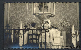 Celebració a l'altar major de l'església parroquial de sant Miquel arcàngel.