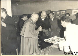 El Dr. Benjamín de Arriba y Castro i l'alcalde de Tarragona Beningne Dalmau Vilà al refrigeri.