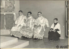 Fotografia de grup amb Mn. Joan Tomàs Bartolí, Mn. Pau Cañellas, un altre prevere i l'escola al c...
