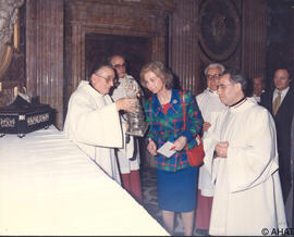La reina Sofía de Grecia observant el braç de Santa Tecla.