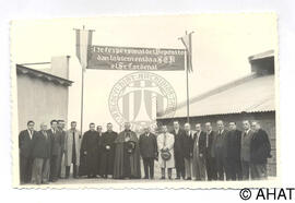 "Los jefes de Servicio y la junta de la Hermandad, dando la bienvenida al Sr. cardenal (conf...