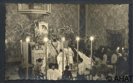 Celebració a l'altar major de l'església parroquial de sant Miquel arcàngel.