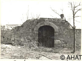 "Puerta del cementerio han sido violadas las tumbas".