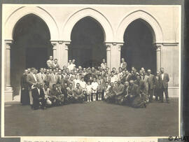 "Otro grupo de Hermanos, rodeando a su eminencia, en el claustro del seminario, el día 15 de...