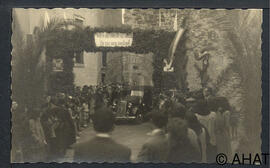 El cotxe del cardenal passant per sota d'un arc decoratiu instal·lat per l'ocasió.