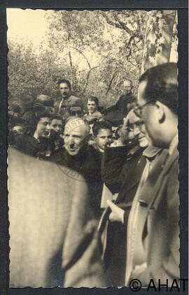 El cardenal Benjamín de Arriba y Castro i Mn. Albert Espolet Cabré envoltats pels veïns del poble.