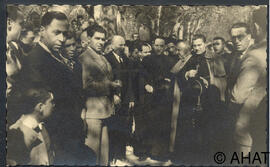 El cardenal Benjamín de Arriba y Castro i Mn. Albert Espolet Cabré envoltats pels veïns del poble.