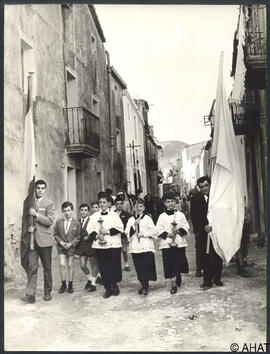 Cap de la processó pel carrer del poble.